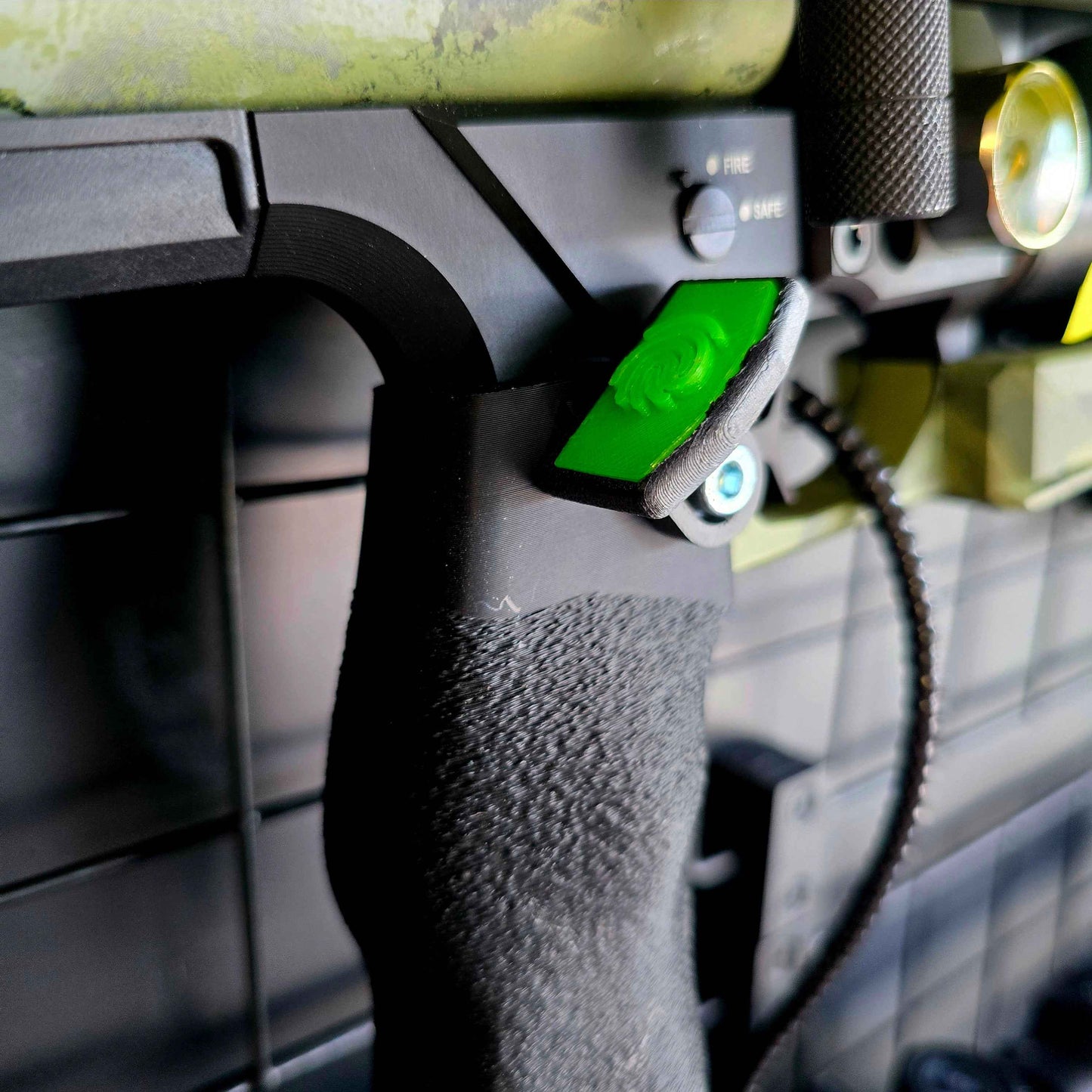 Fixed Thumb Rest with Flexible Grip