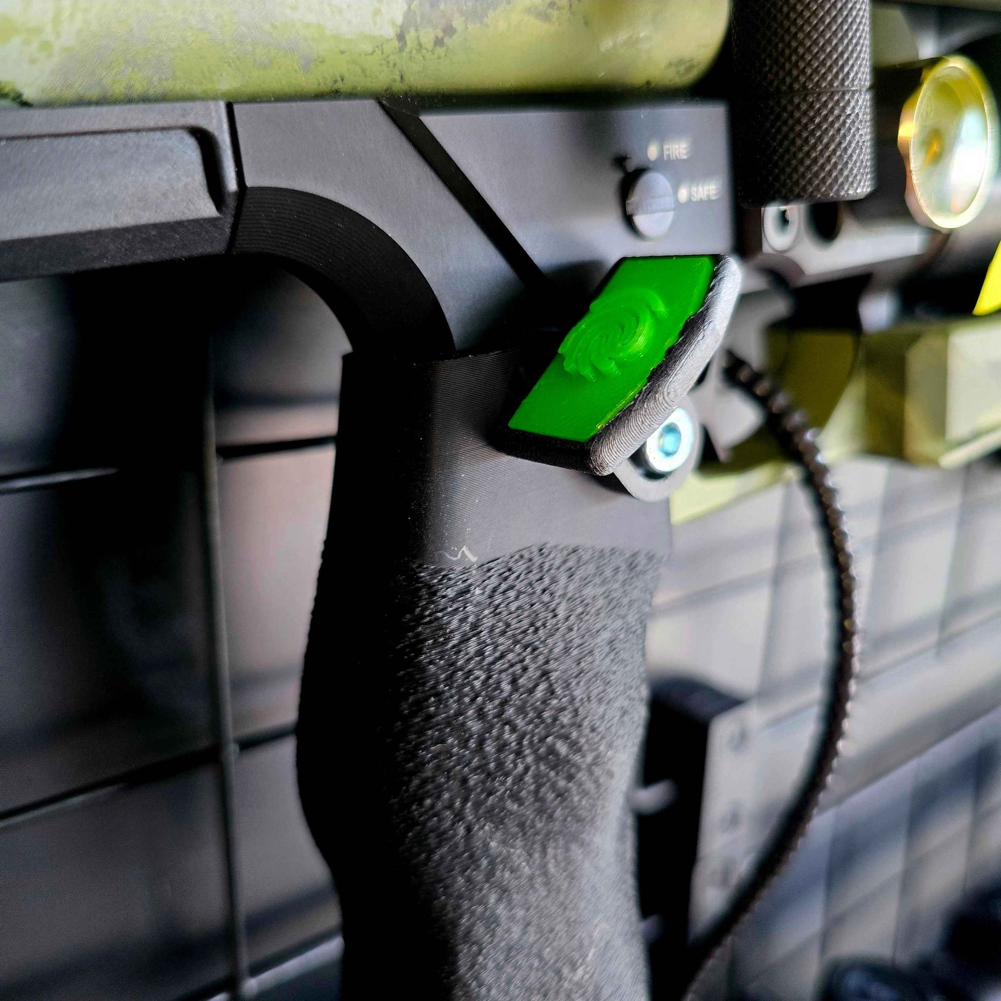 Fixed Thumb Rest with Flexible Grip